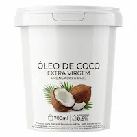 Balde plástico de 700ml de Óleo de Coco Extra Virgem Prensado a Frio. Rótulo branco indicando produto 100% natural, acidez de 0,5% e sem conservantes, com ilustração de cocos e folhas verdes no centro.